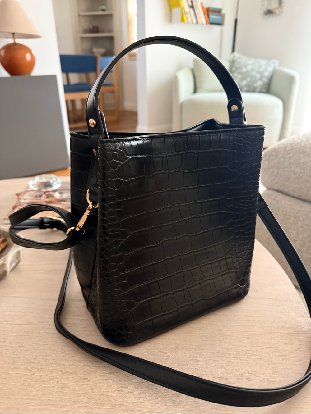 Revolve AOTA Elena Black
Bucket Bag Crossbody